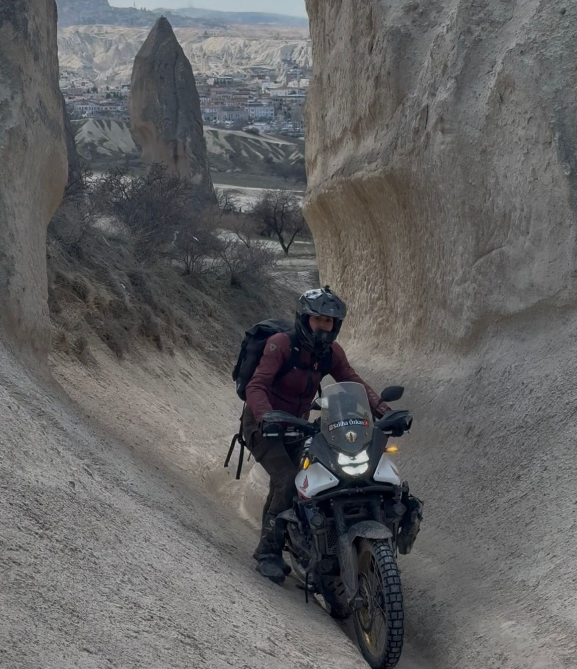 M&uuml;hendis kadın, motosikletiyle zorlu yolları kullanarak tek başına T&uuml;rkiye&rsquo;yi dolaşıyor

