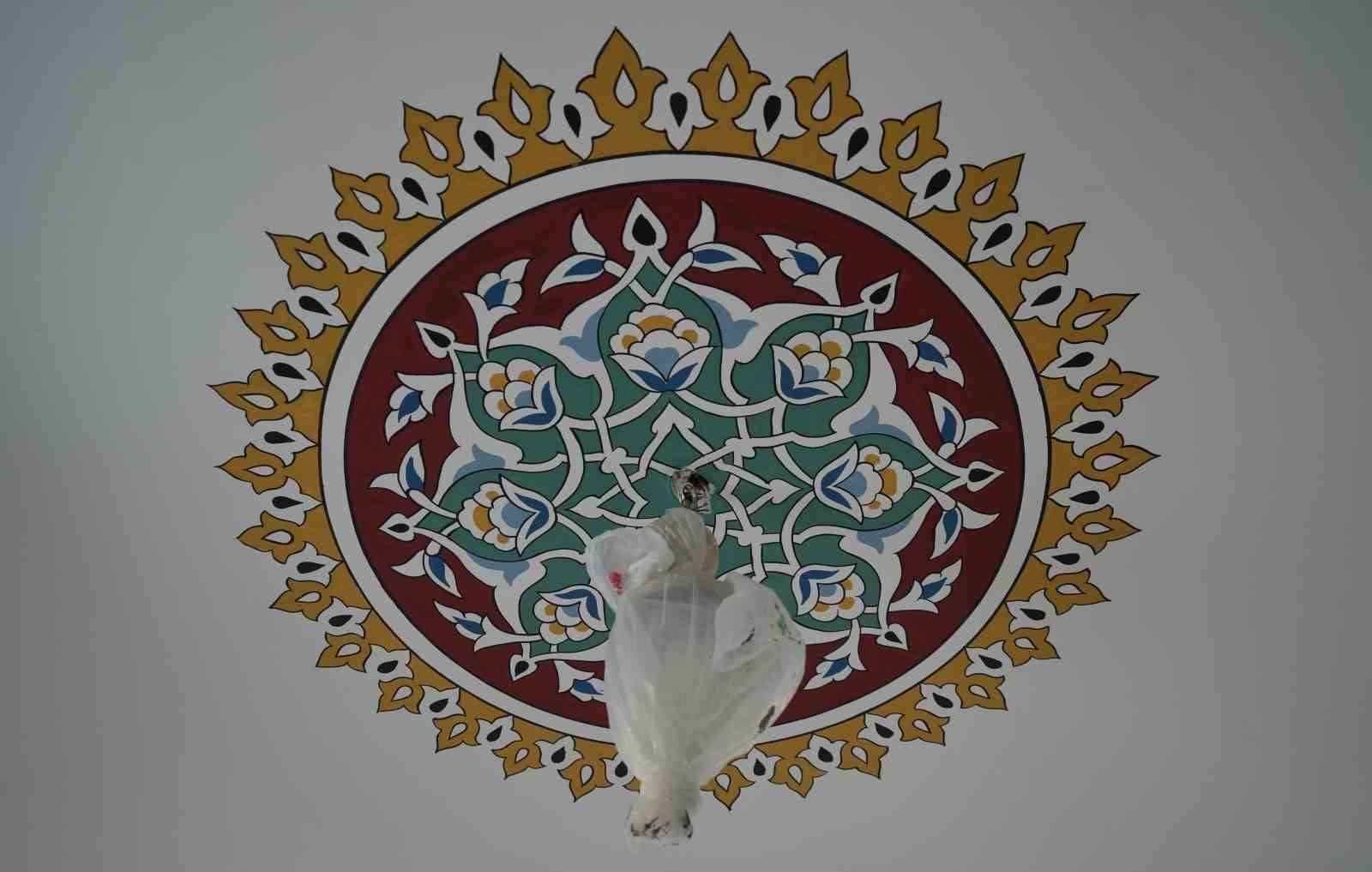 Beyaz duvarlara nakkaşlar el attı: Velişaban Camii nakış motifleriyle s&uuml;sleniyor
