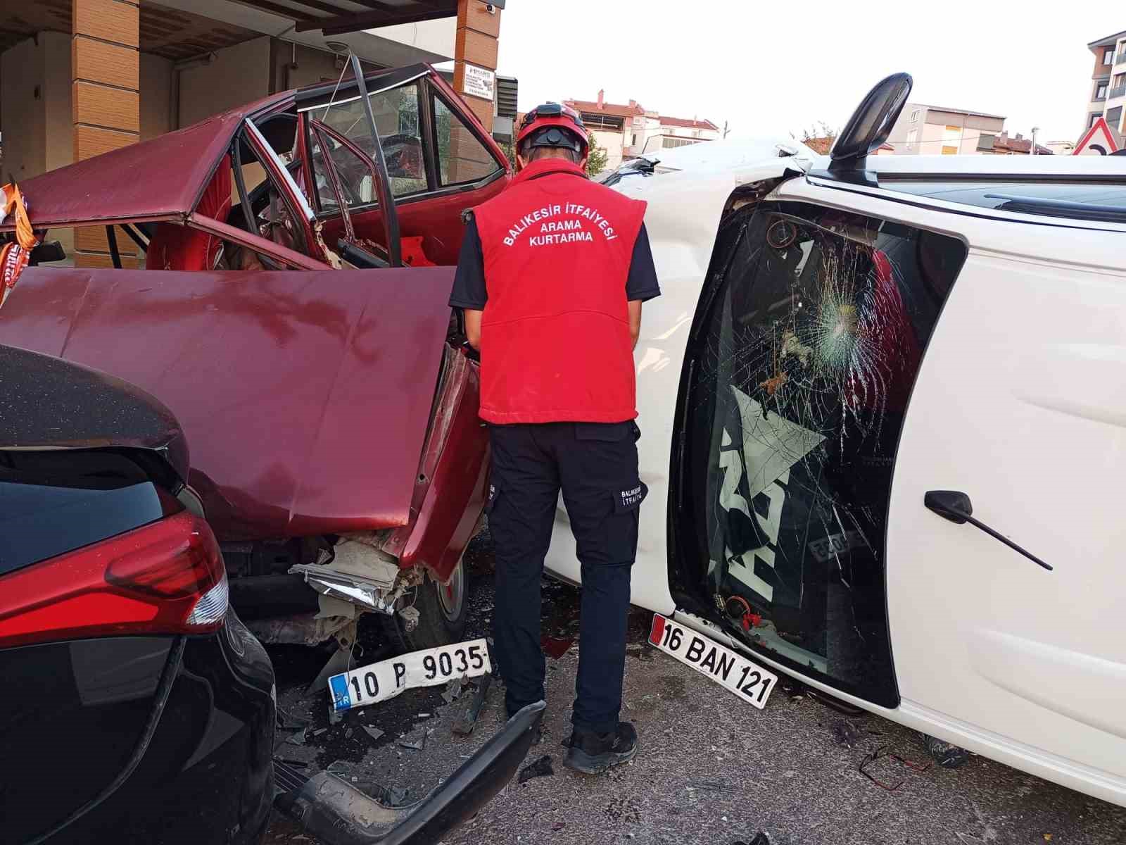 Balıkesir 4 aracın karıştığı zincirleme trafik kazası; 1 yaralı