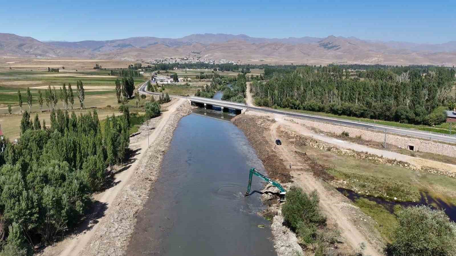 Değirmencik köyündeki dere yatağı temizlendi