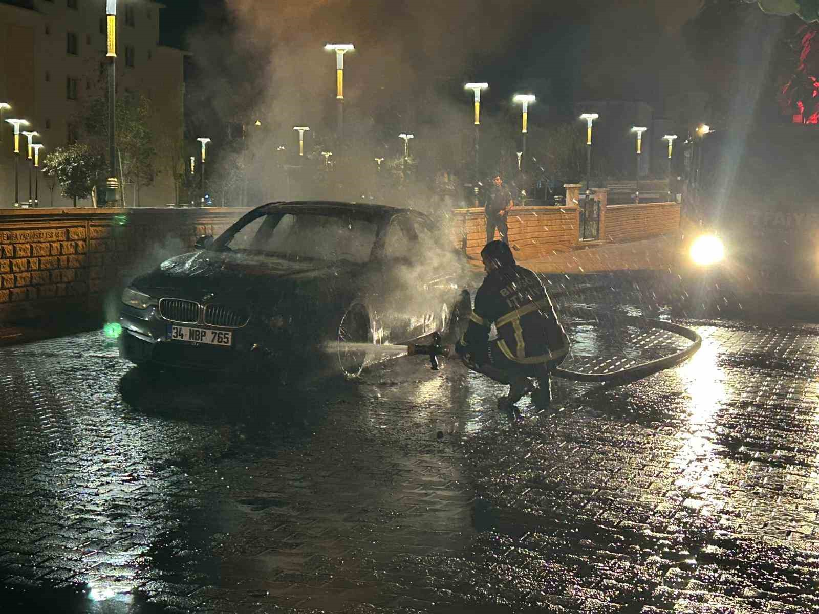 Bingöl’de lüks araç yanarak kullanılamaz hale geldi