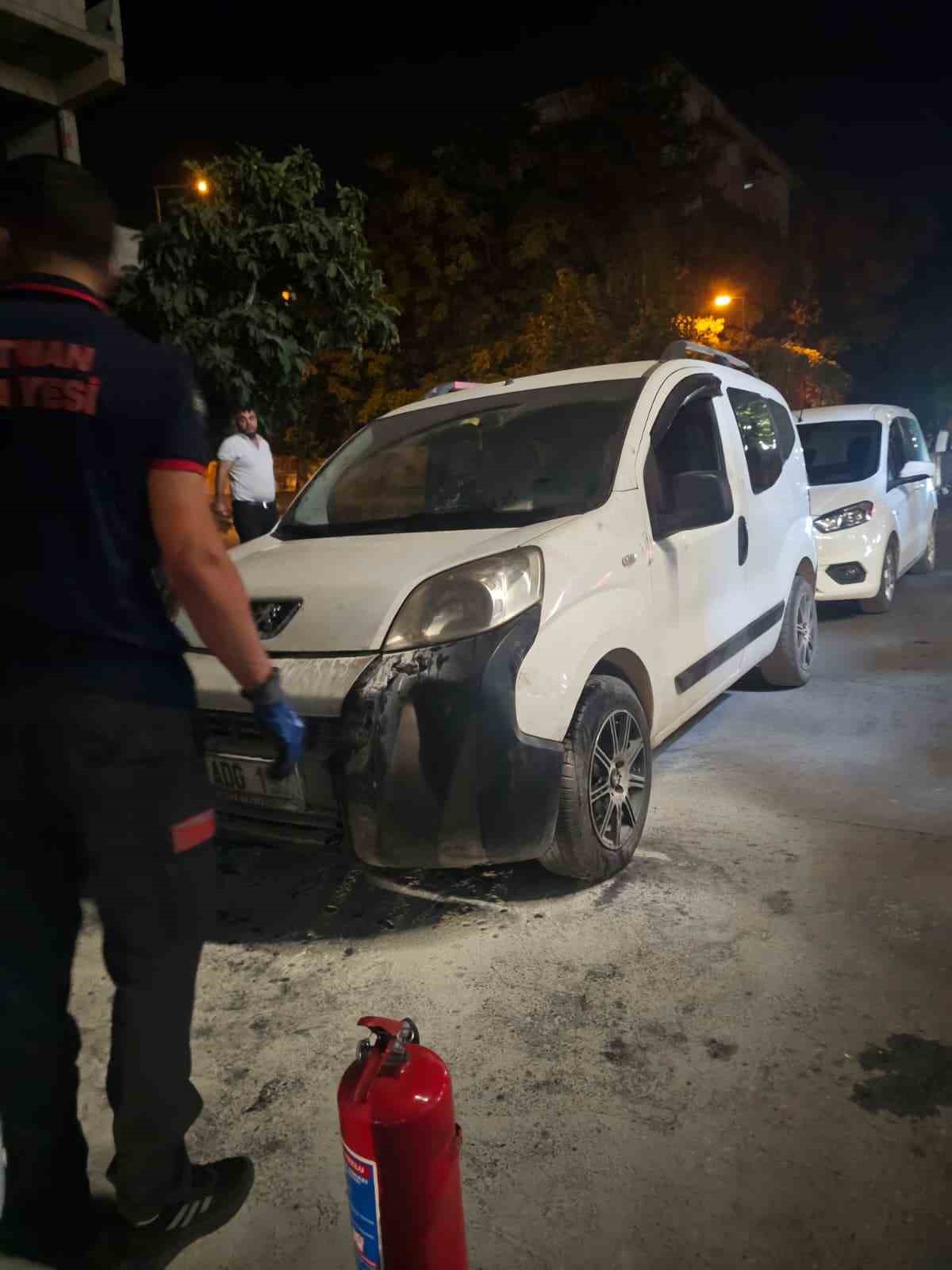 Batman’da yanan otomobili vatandaşlar söndürdü