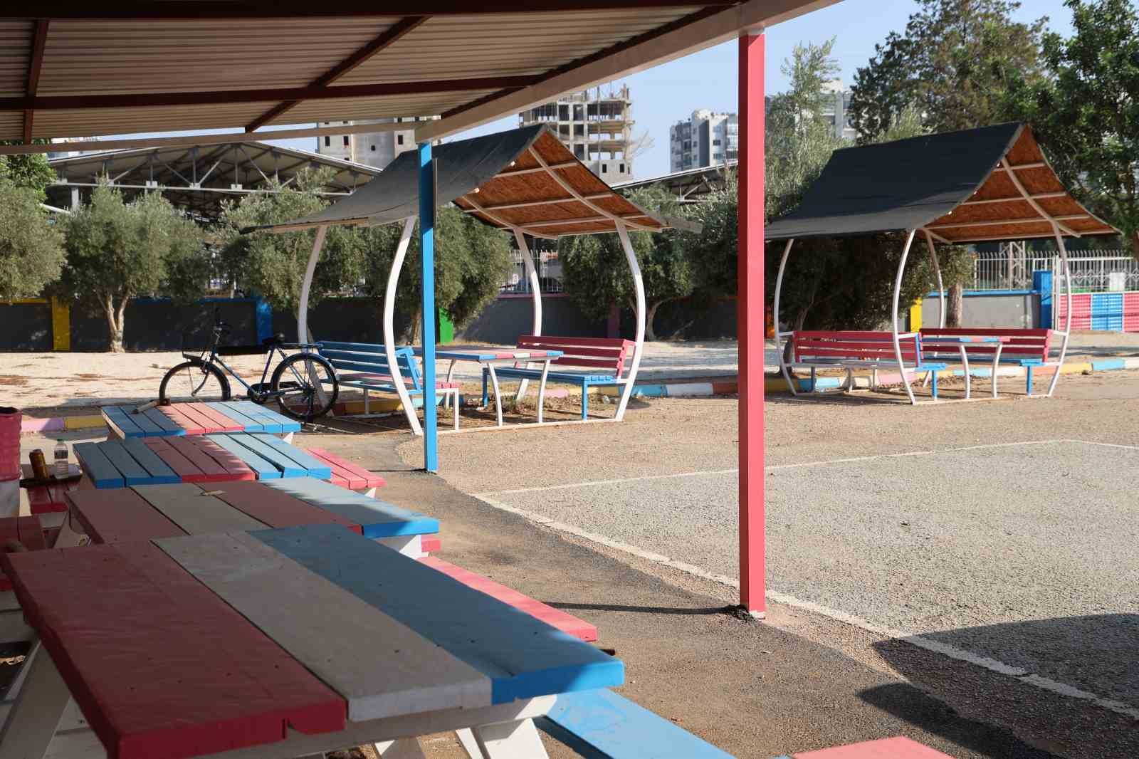 Öğretmenlerden okula renkli dokunuş