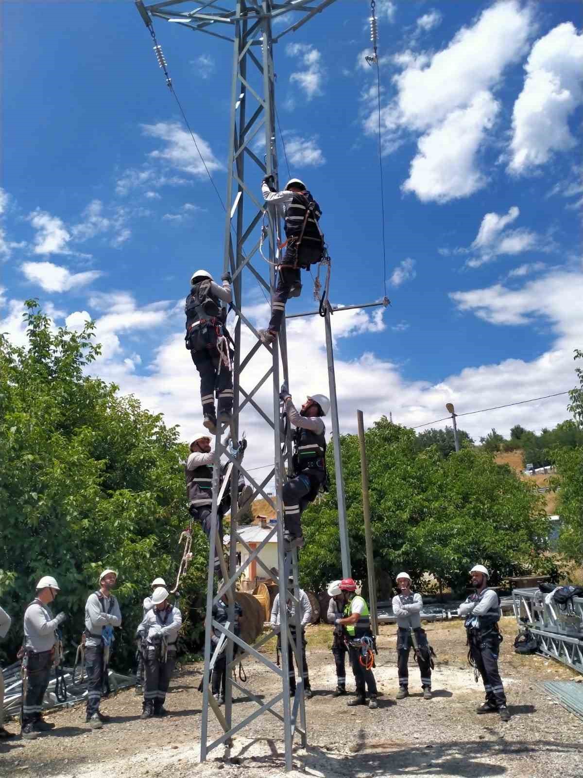 Fırat EDAŞ&rsquo;tan saha &ccedil;alışanlarına &lsquo;Y&uuml;ksekte G&uuml;venli &Ccedil;alışma Eğitimi&rsquo;
