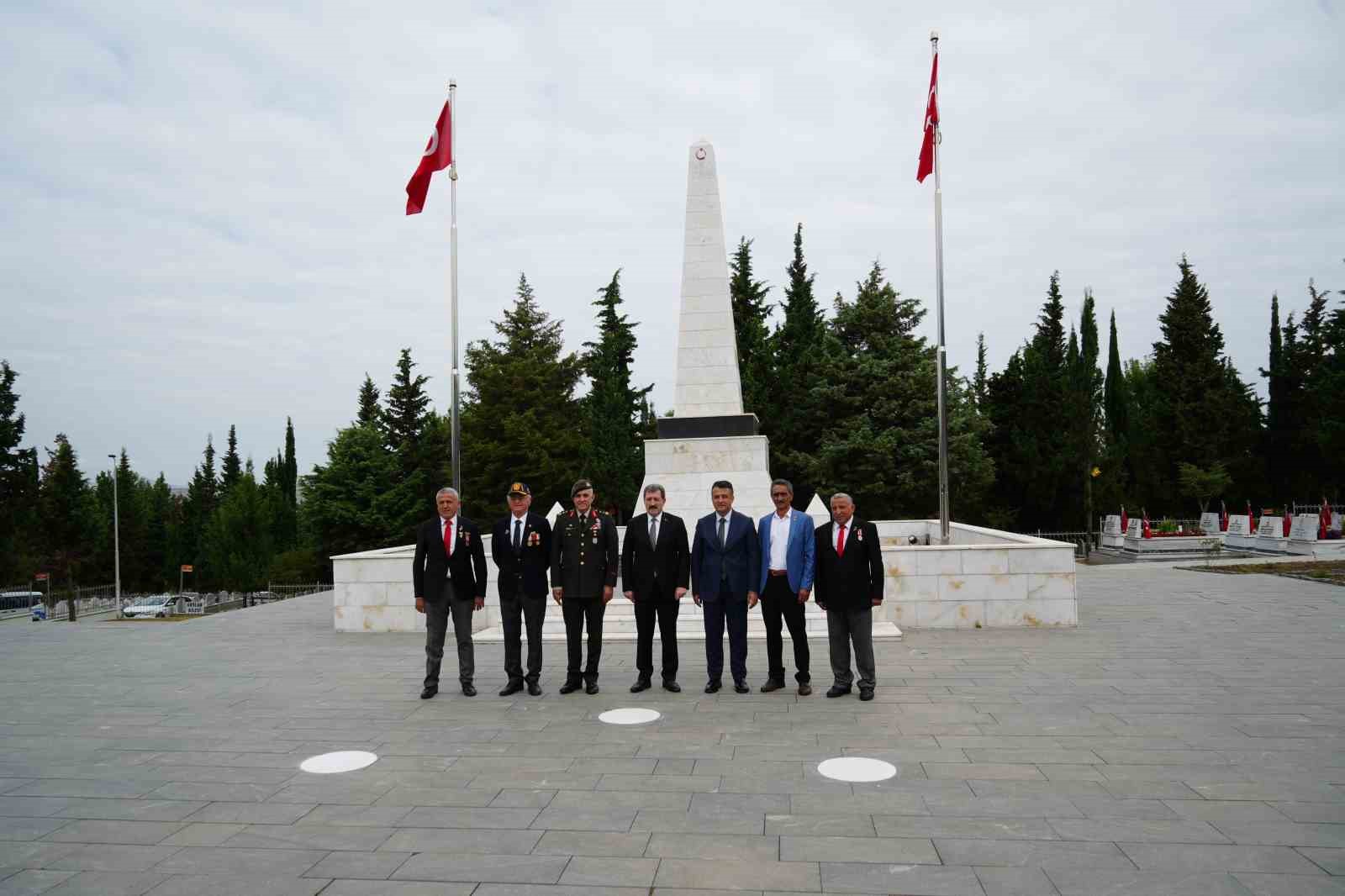 Zafer Bayramı&rsquo;nda şehitler unutulmadı
