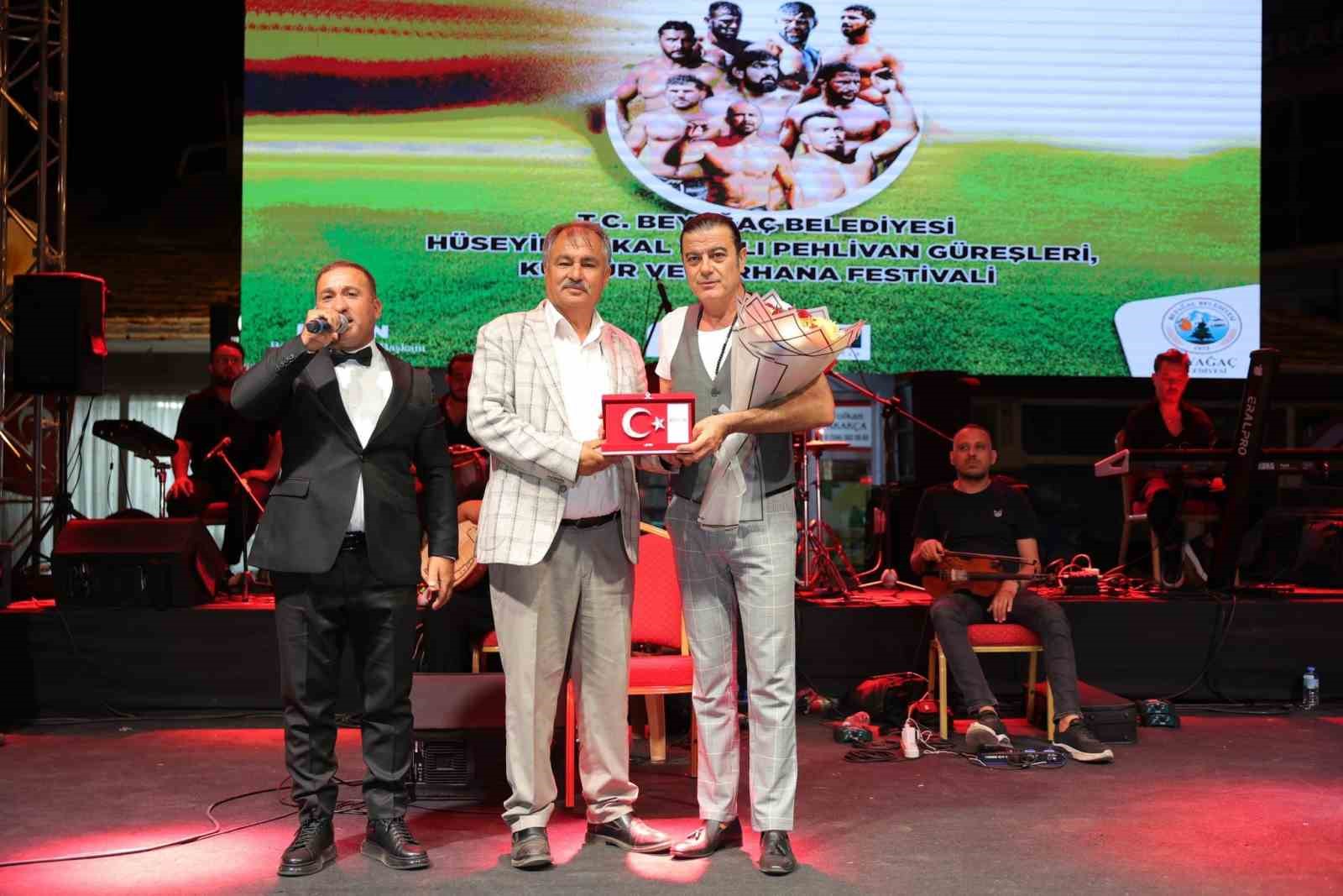 Başkan Pütün yerel sanatçılara sahip çıkarak gönüllüleri fethetti
