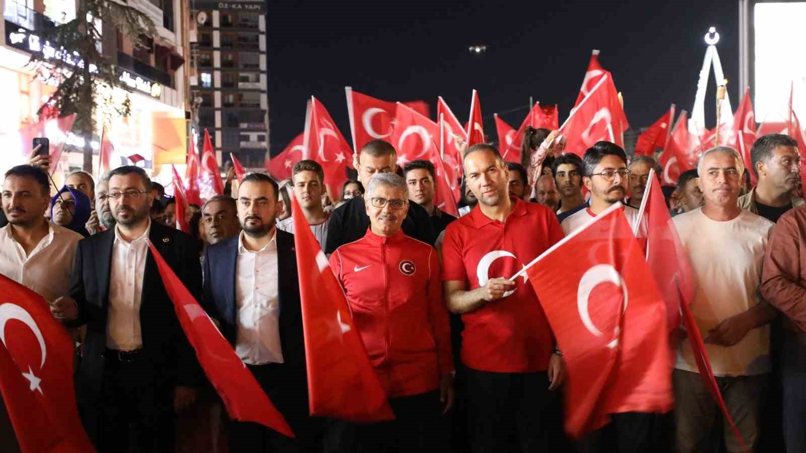 Başkan Özdemir: "30 Ağustos, milletimizin yeniden doğuşunun simgesidir"