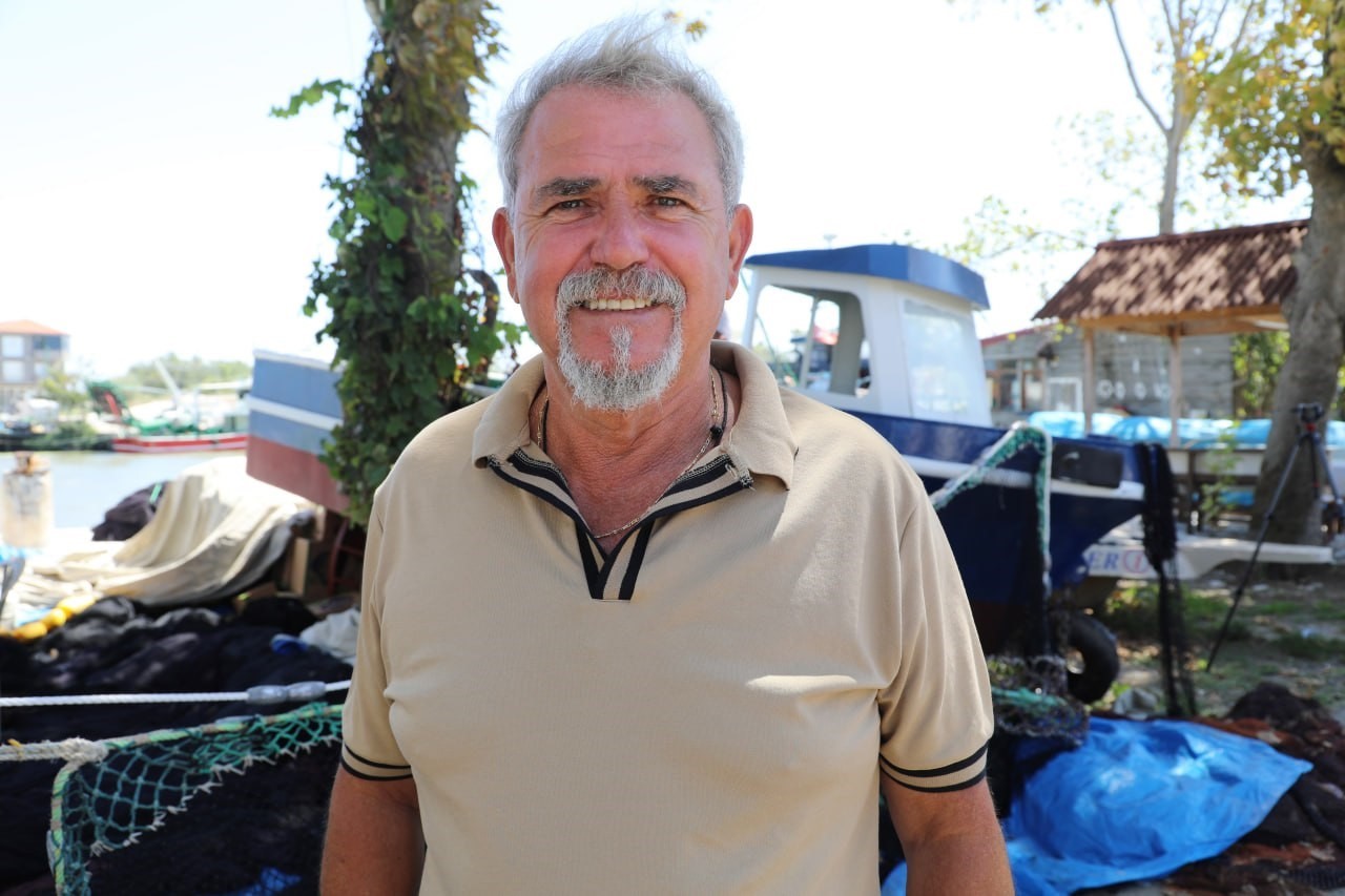 Palamuttan &uuml;midini kesen balık&ccedil;ılar, ağlarını hamsi i&ccedil;in onardı
