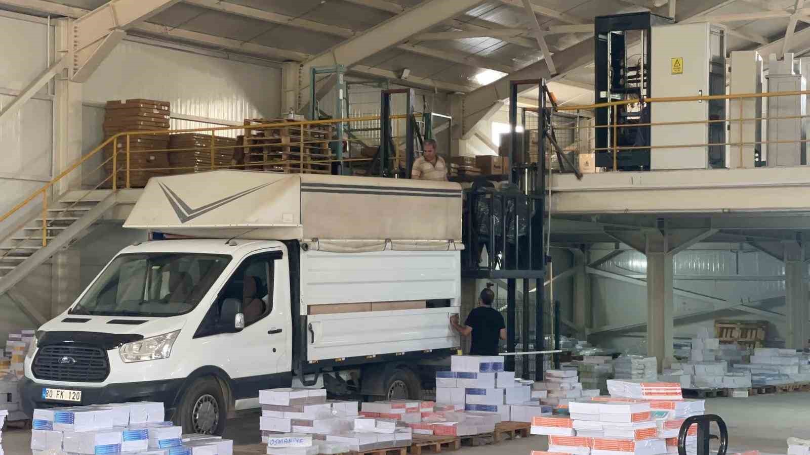 Osmaniye’de kitaplar sıra üzerinde öğrencileri bekliyor