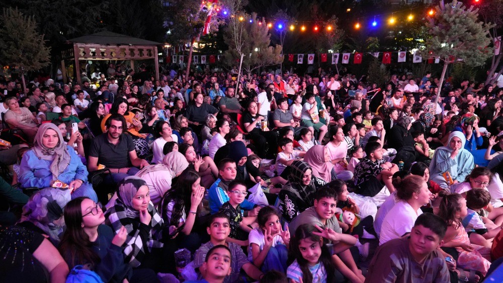 Ke&ccedil;i&ouml;ren&rsquo;de a&ccedil;ık hava sinemalarına yoğun ilgi
