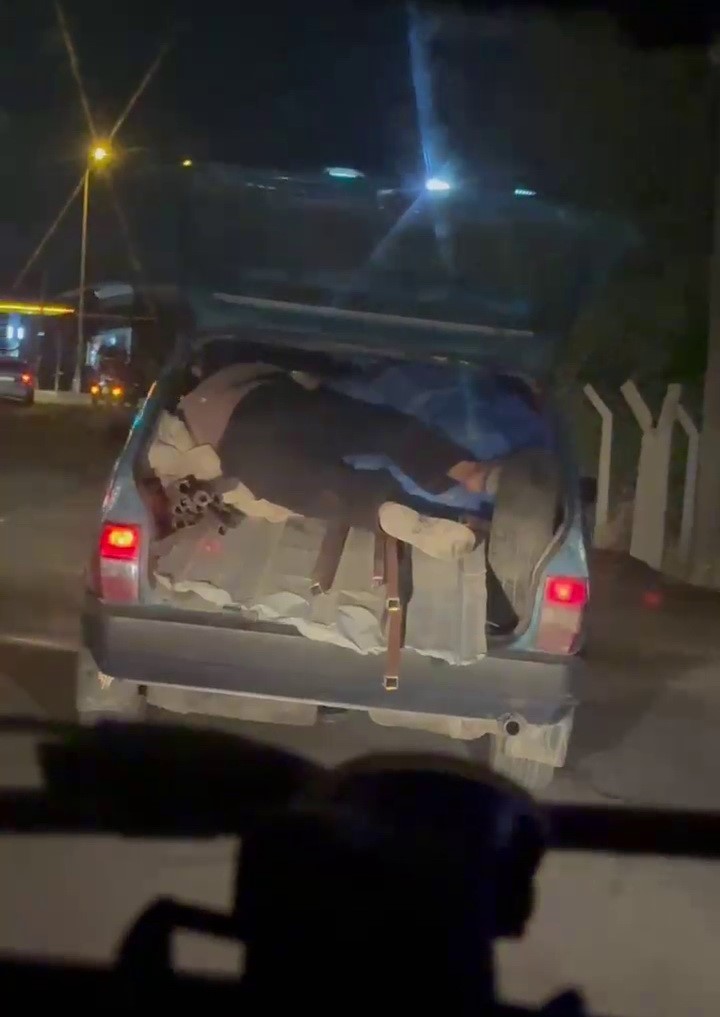 Kapağı açık bagajda yük üzerinde yolculuk yaptı