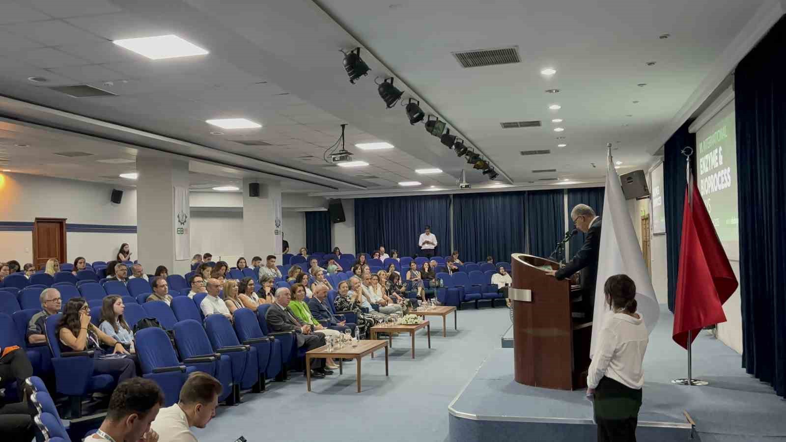 Profesörden yapay zeka uyarısı: "Bu hızlı gelişmenin arkasında kalmamalıyız"