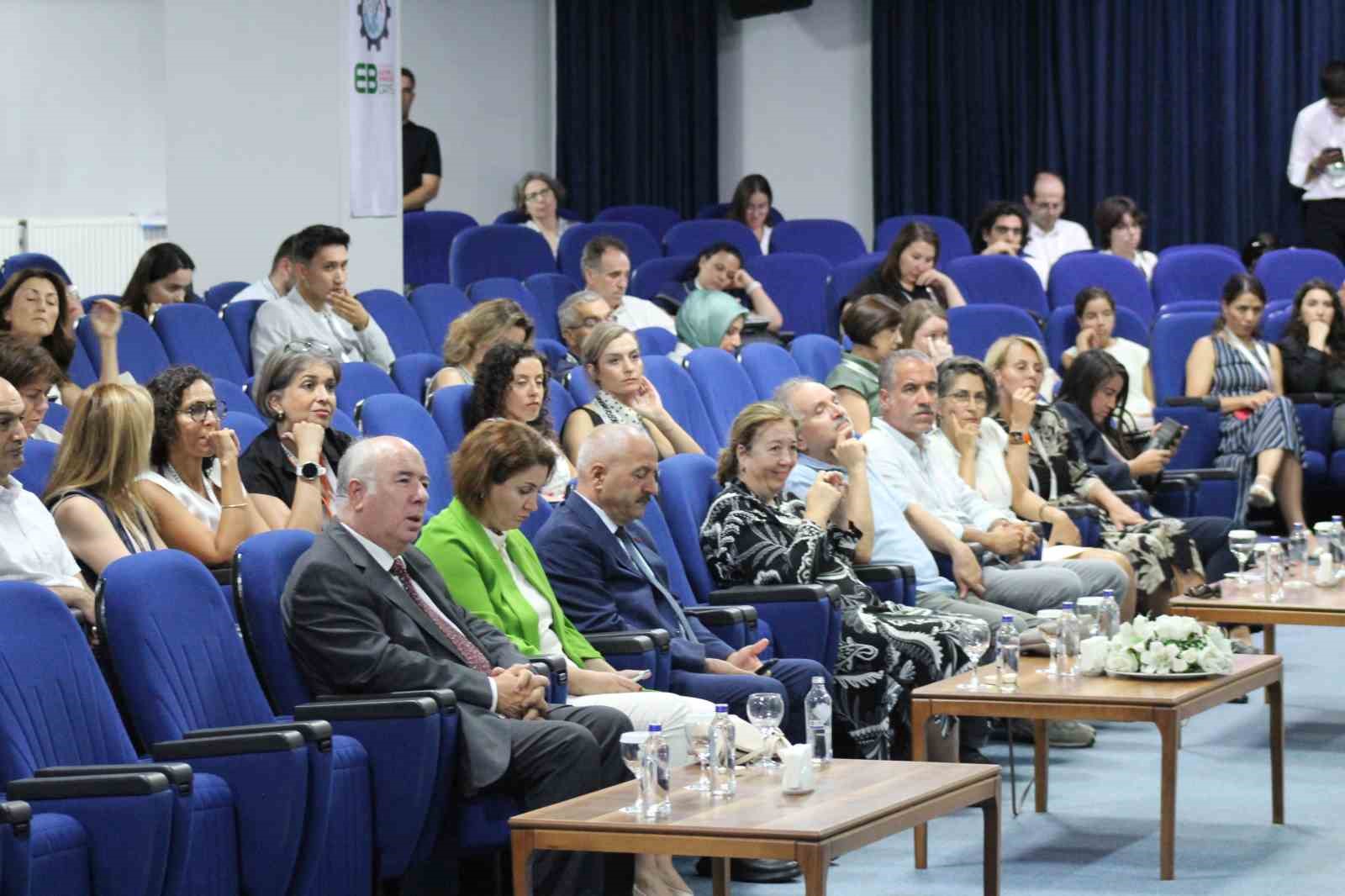 Profesörden yapay zeka uyarısı: "Bu hızlı gelişmenin arkasında kalmamalıyız"
