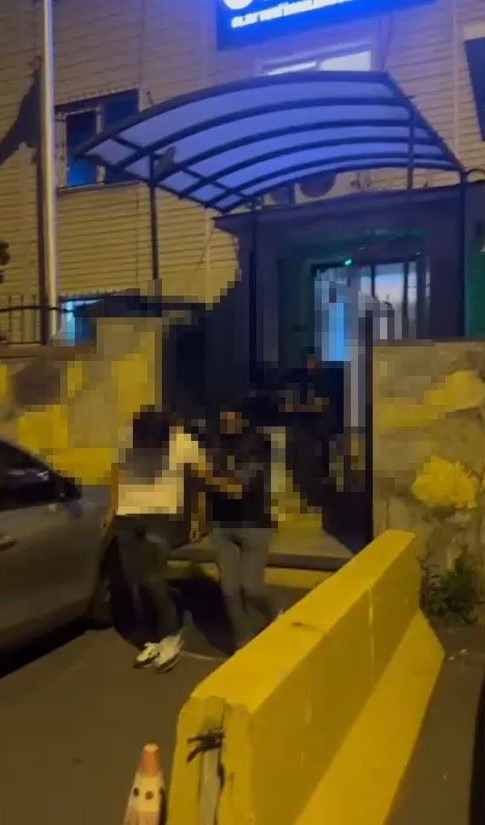 Sarıyer’de önünü kestikleri sürücüyü tehdit eden 2 çocuk gözaltına alındı
