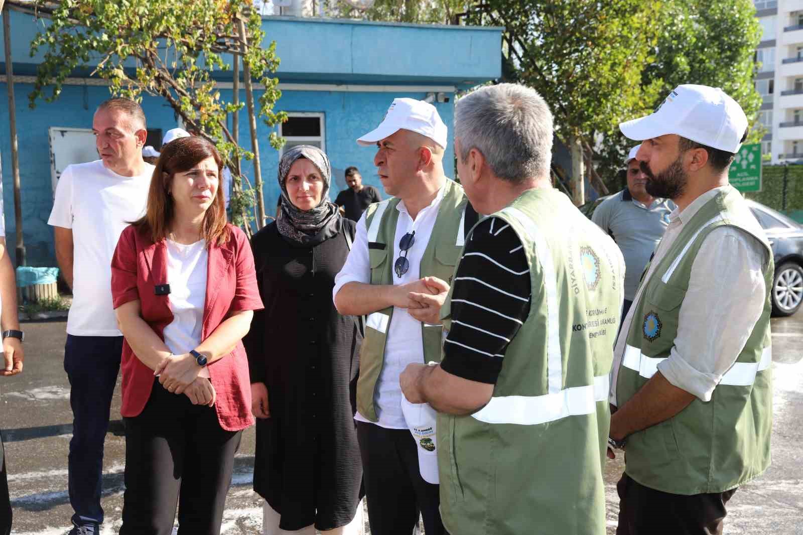Bucak, asfalt &ccedil;alışmasını yerinde inceledi

