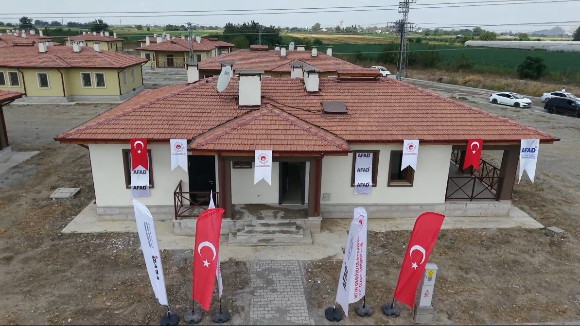 Ömürlük konutlar depremzedelere teslim edildi