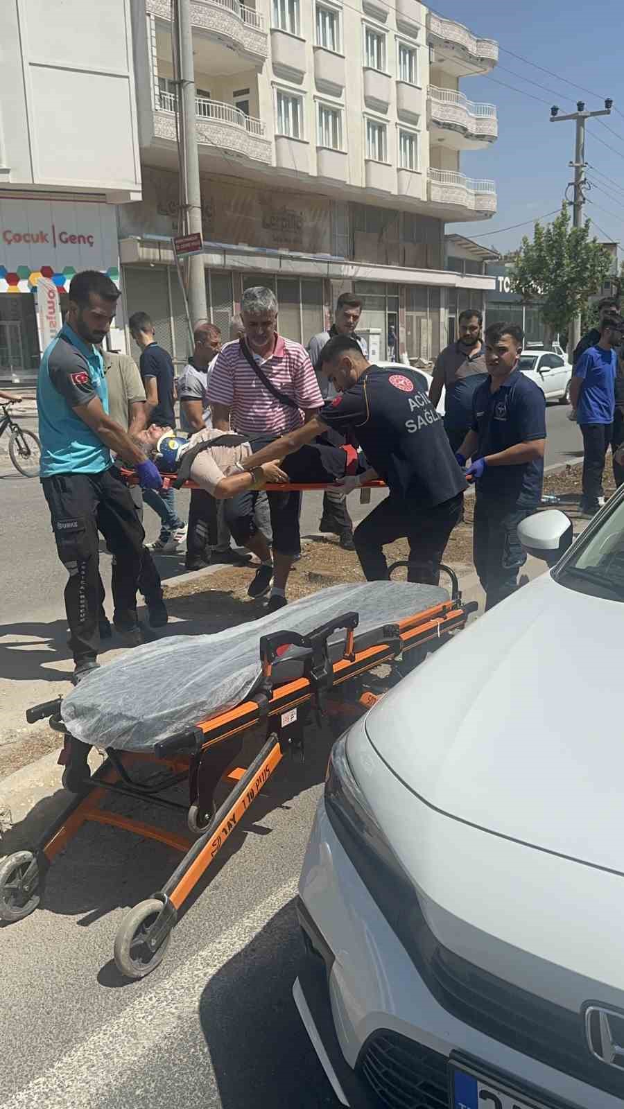 Midib&uuml;s ile otomobil &ccedil;arpıştı: 1 yaralı
