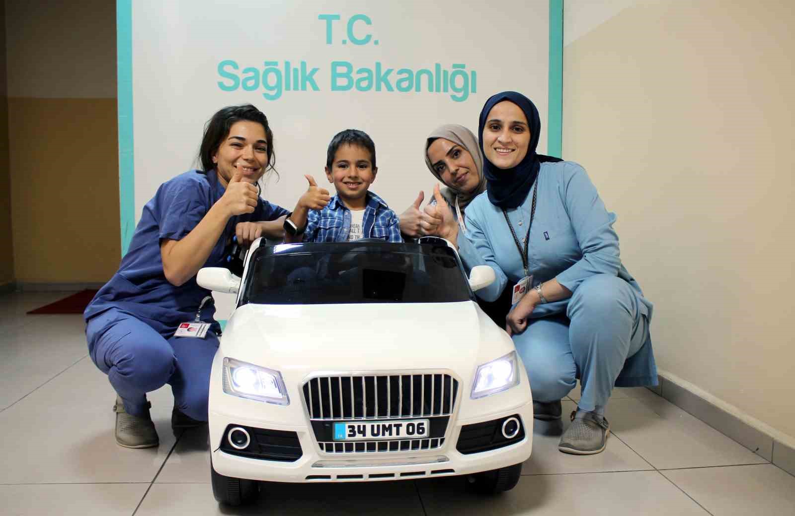 Midyat’ta çocuklar ameliyathaneye akülü araba ile gülerek giriyor