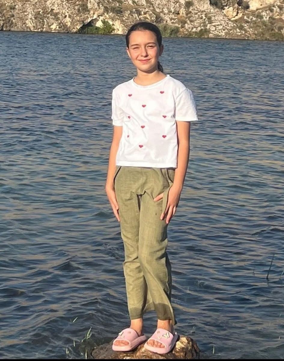 Otomobilin &ccedil;arptığı 12 yaşındaki &ccedil;ocuk 5 g&uuml;nl&uuml;k yaşam m&uuml;cadelesini kaybetti: Feci kaza kamerada
