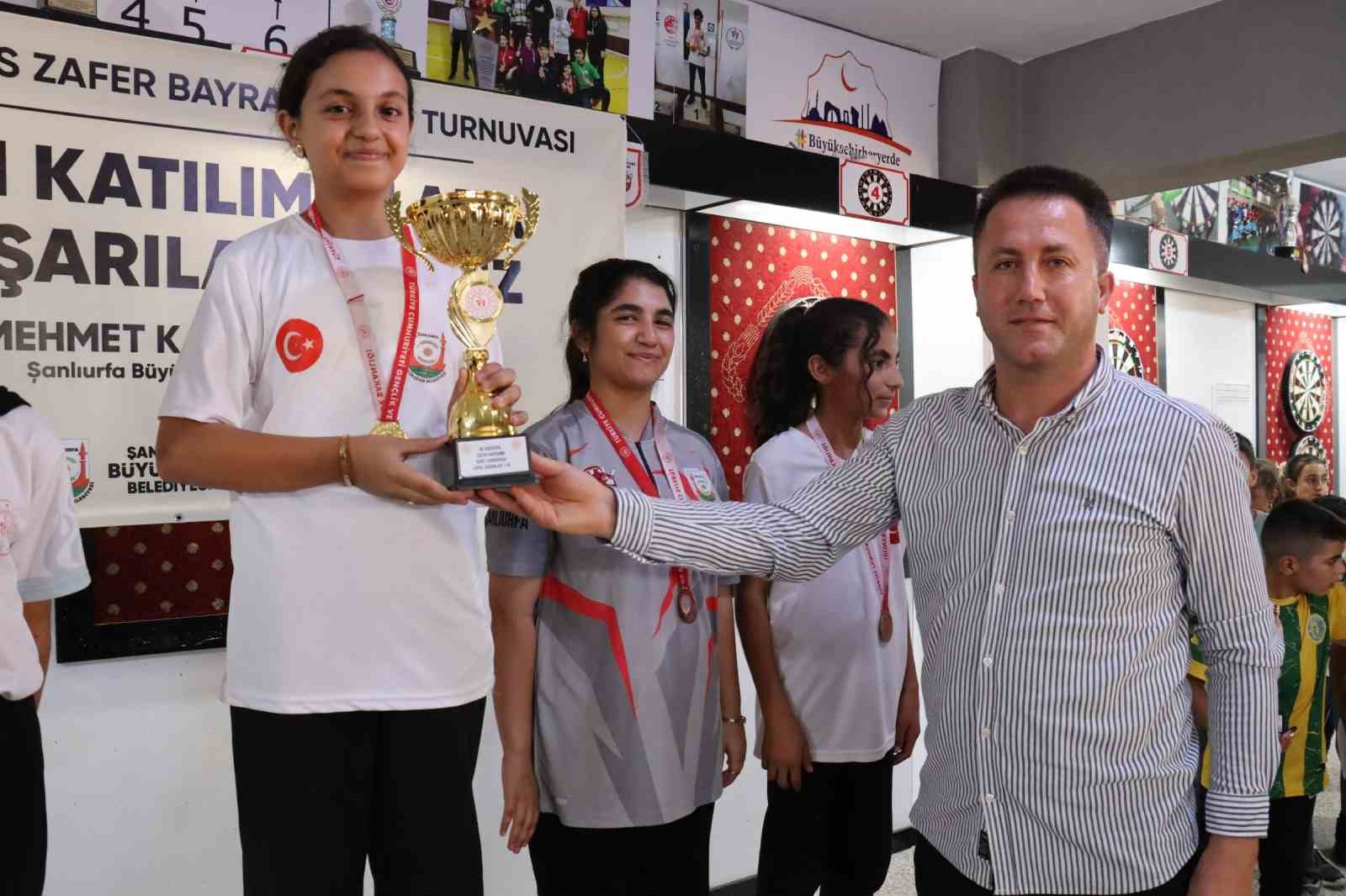 Zafer Bayramı Dart Turnuvasında &ouml;d&uuml;ller sahiplerini buldu
