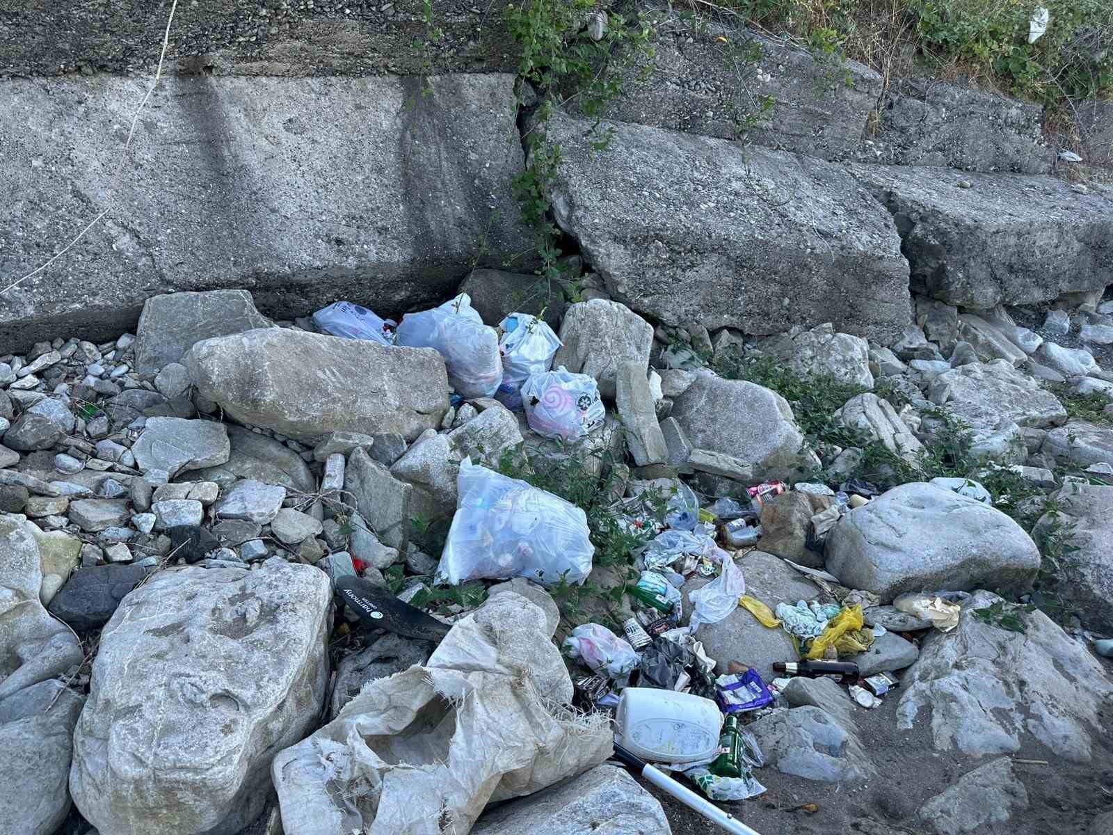 Sahildeki çöpleri toplayıp kanoyla taşıdı