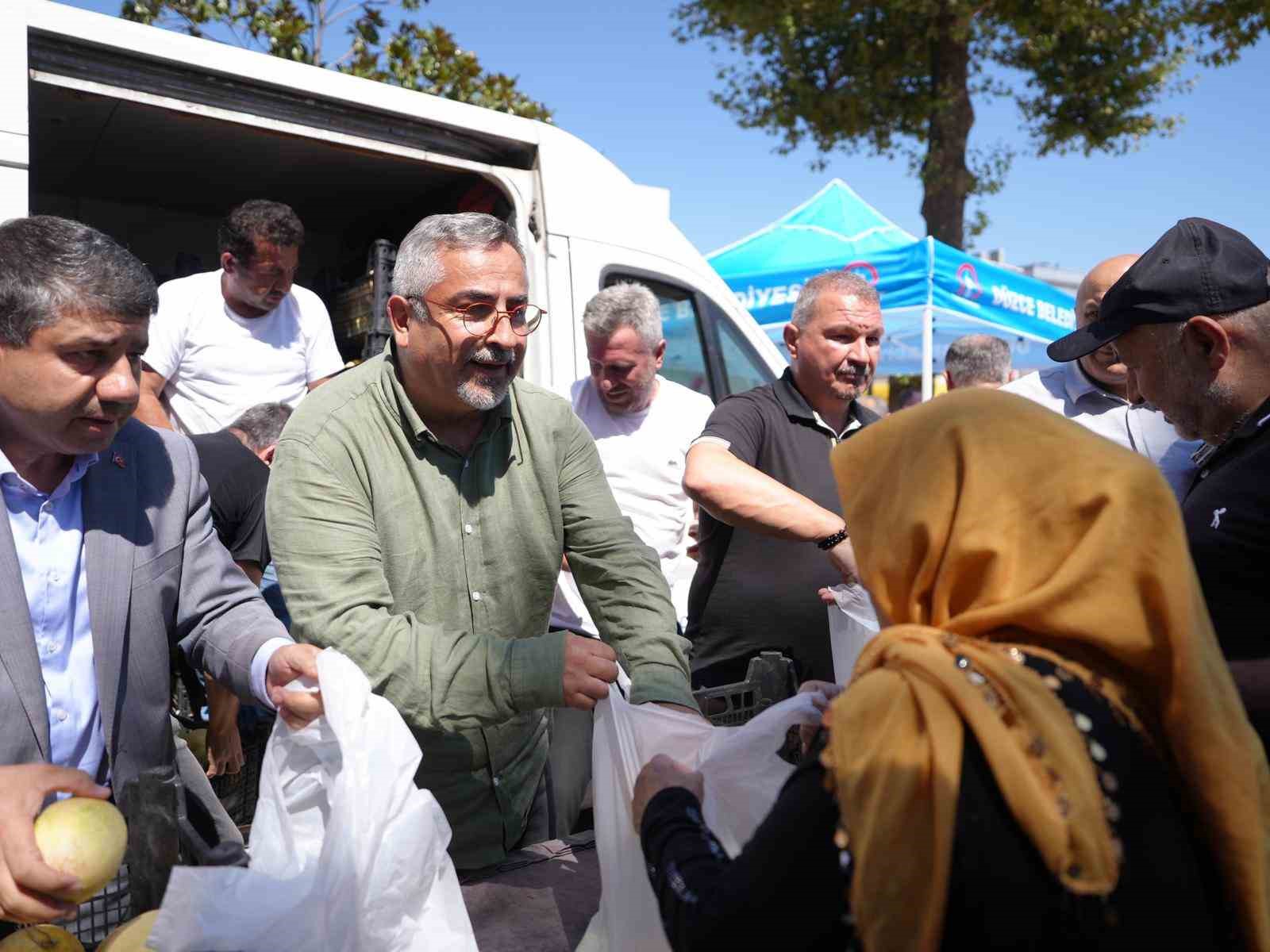 Vatandaşlara 5 ton yerli kavun ücretsiz dağıtıldı
