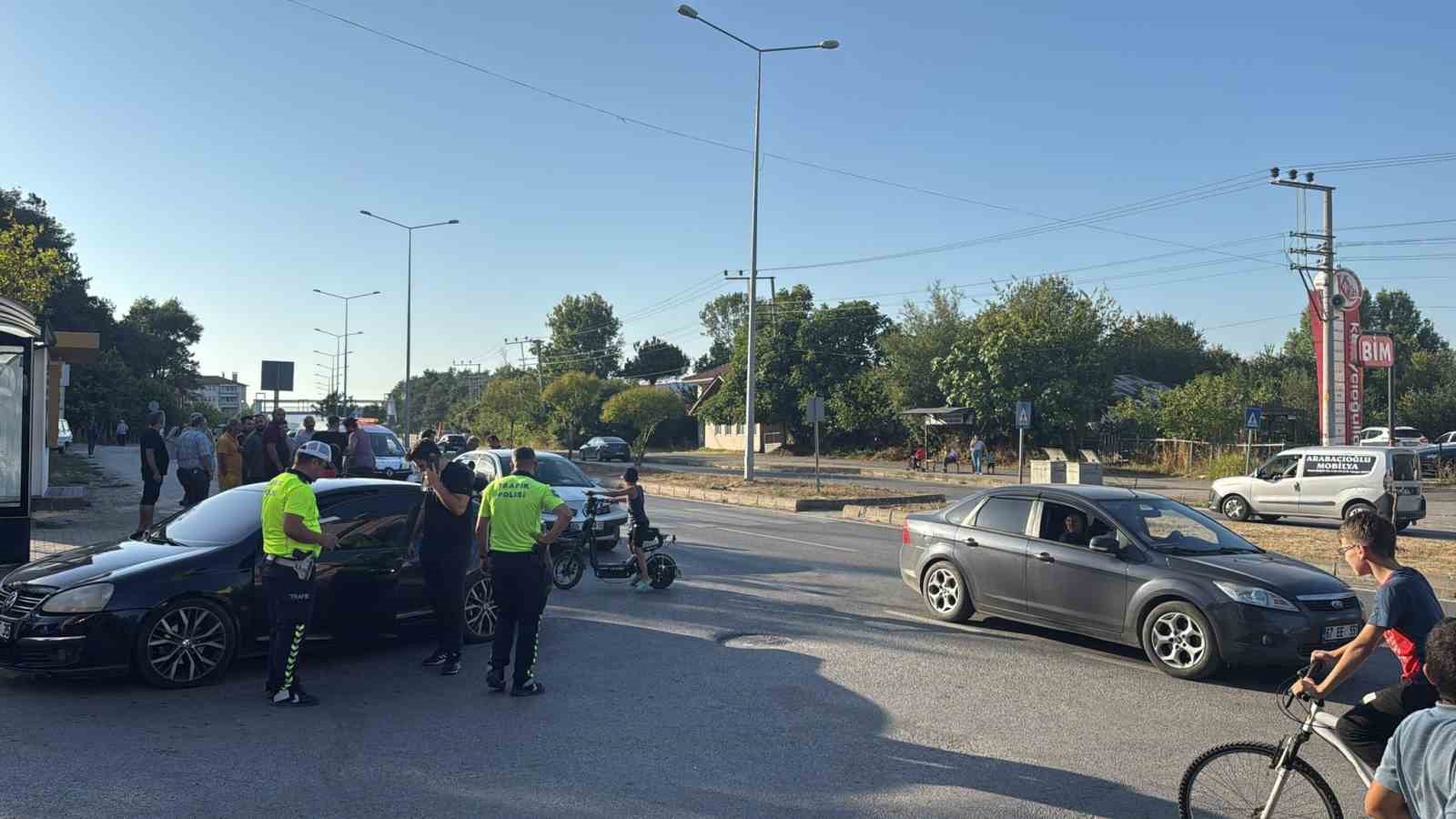 Yayaya yol vermek istedi, 3 araç birbirine girdi
