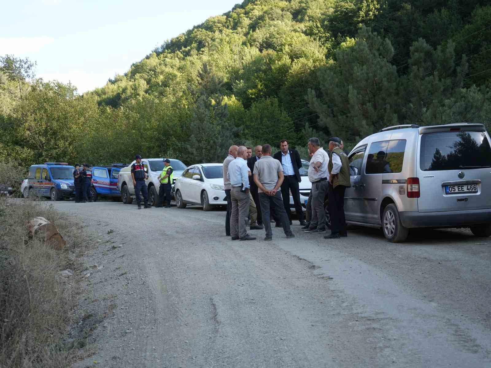 K&ouml;yl&uuml;lerden i&ccedil;me suyu i&ccedil;in sondaj &ccedil;alışması yapan Kastamonu Belediyesine tepki: "Bu suyu aldıktan sonra 38 k&ouml;y&uuml;m&uuml;z susuz kalacak"
