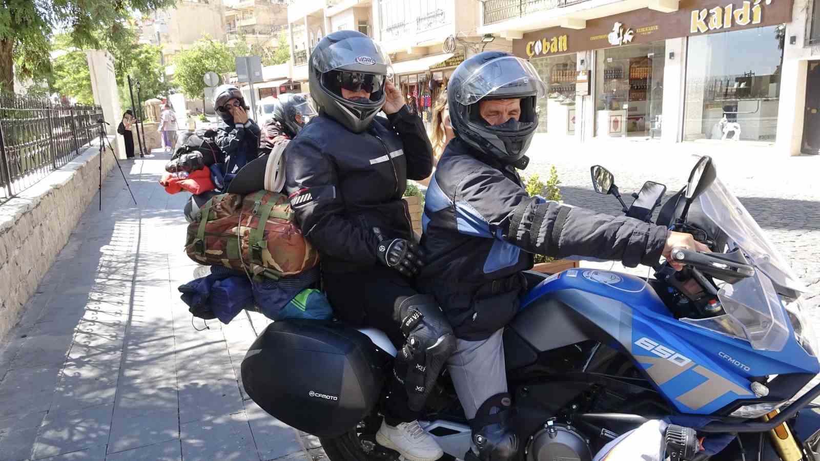 Sakarya’dan motosikletle yola çıkan iki arkadaş, eşleriyle Mardin’e ulaştı