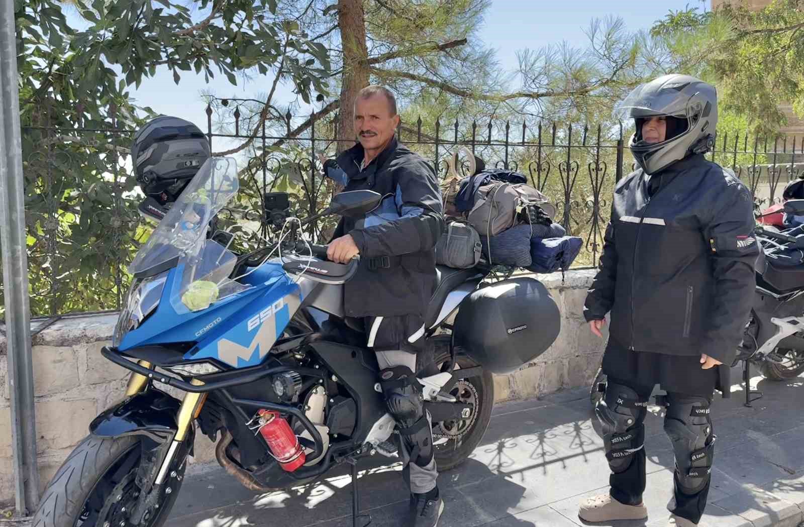 Sakarya&rsquo;dan motosikletle yola &ccedil;ıkan iki arkadaş, eşleriyle Mardin&rsquo;e ulaştı
