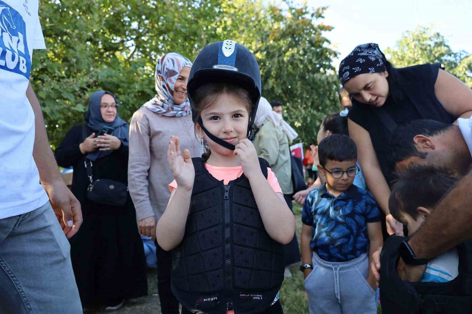 Millet Bah&ccedil;esi&rsquo;nde atlı şenlik &ccedil;ocukların y&uuml;z&uuml;n&uuml; g&uuml;ld&uuml;rd&uuml;
