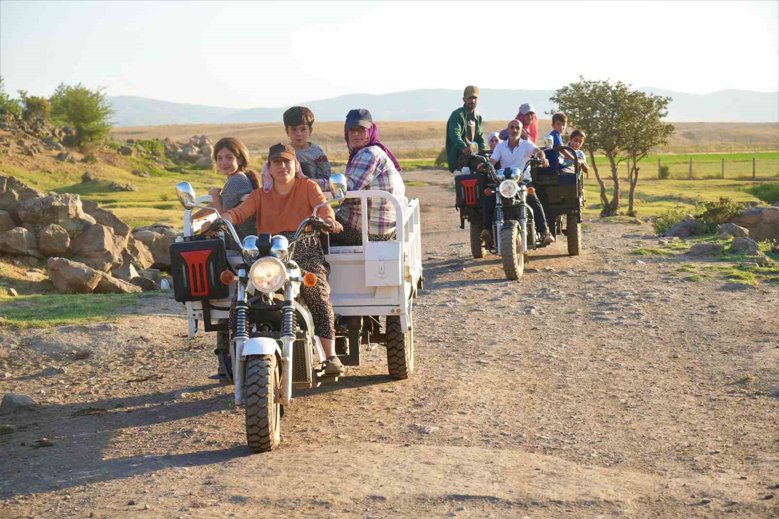 Muşlu Berivanlar teknolojiye ayak uydurdu: Attan indi, motora bindi