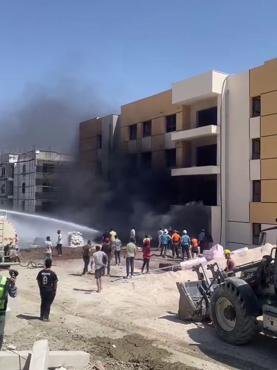 İnşaat halindeki bina alevlere teslim oldu
