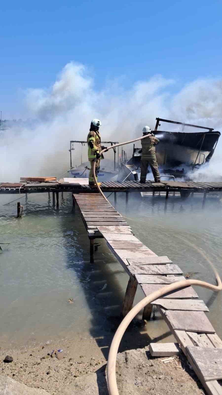 Marinada yanan 5 tekne kullanılamaz hale geldi
