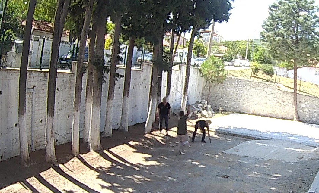 CHP’li Belediye Başkanı taş döşemek istemeyen zabıtaları sopayla dövdü