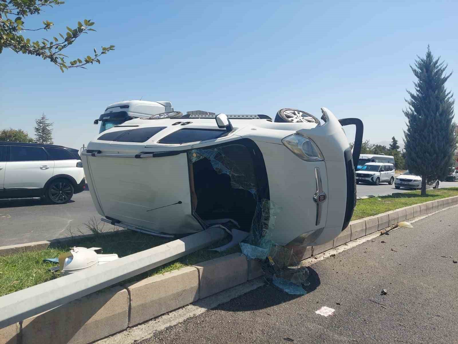 Malatya’da kontrolden çıkan hafif ticari araç devrildi: 1 yaralı