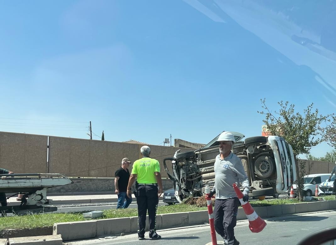 Malatya&rsquo;da kontrolden &ccedil;ıkan hafif ticari ara&ccedil; devrildi: 1 yaralı
