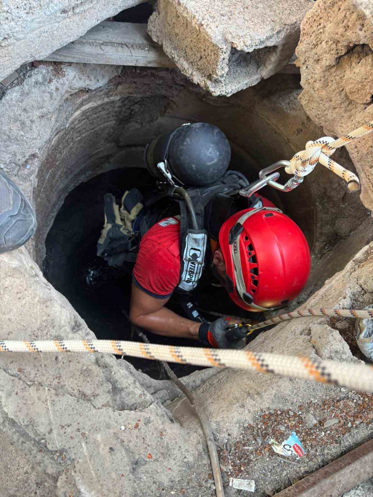 20 metrelik kuyuya düşen yavru kedi kurtarıldı