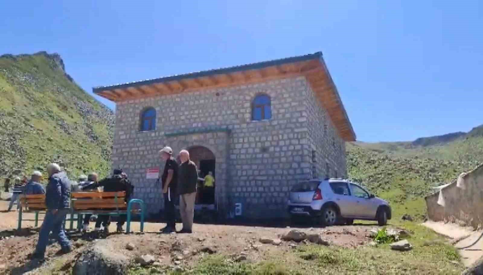 Rize’nin en yüksek yayla camisi Çamlıhemşin’de açıldı