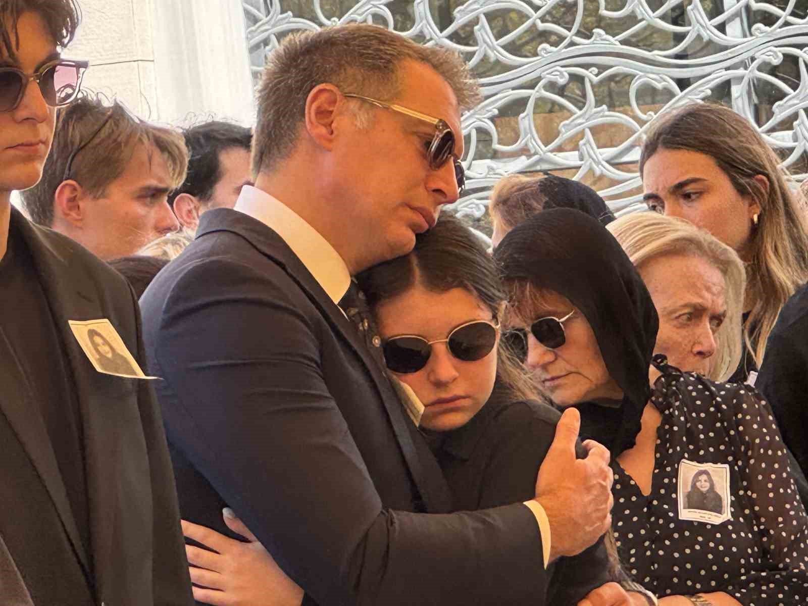 Miami’de hayatını kaybeden 19 yaşındaki Defne Akçakayalıoğlu son yolculuğuna uğurlandı