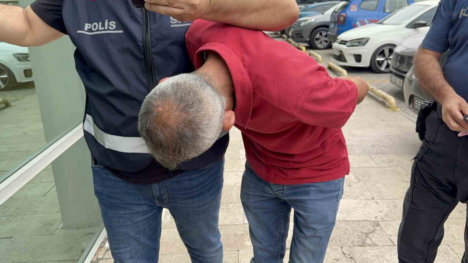 Tramvayda gen&ccedil; kadının fotoğraflarını &ccedil;eken şahsa meydan dayağı
