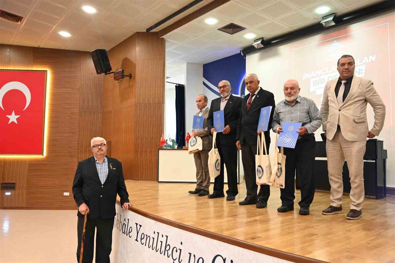 ÇAKÜ’de şehit aileleri ve gaziler ayakta alkışlandı