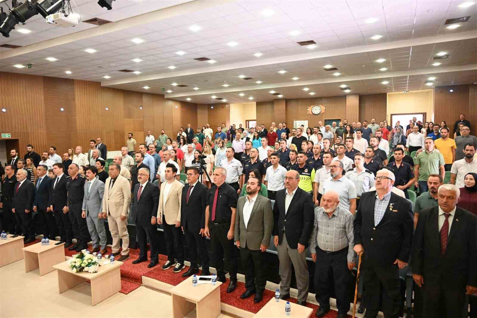 &Ccedil;AK&Uuml;&rsquo;de şehit aileleri ve gaziler ayakta alkışlandı
