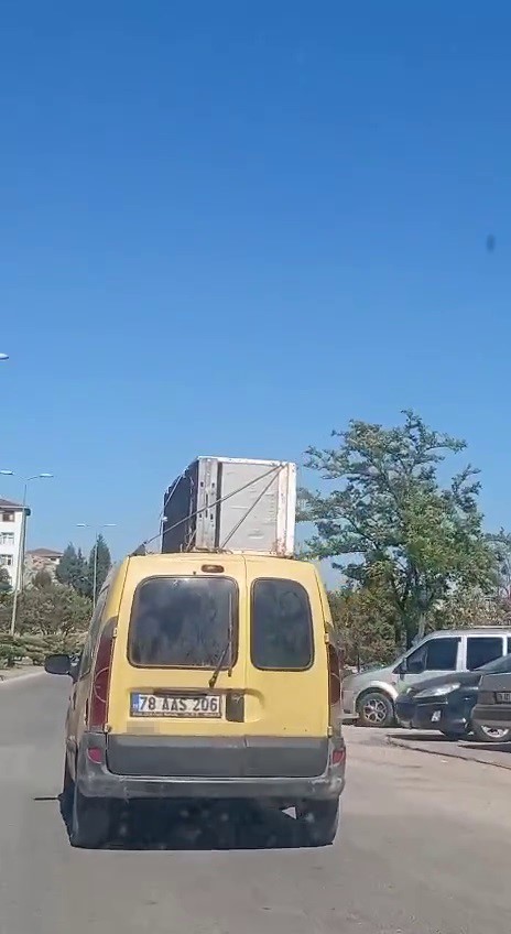 Tavanında buzdolabı taşıyan araca 2 bin 72 TL para cezası kesildi