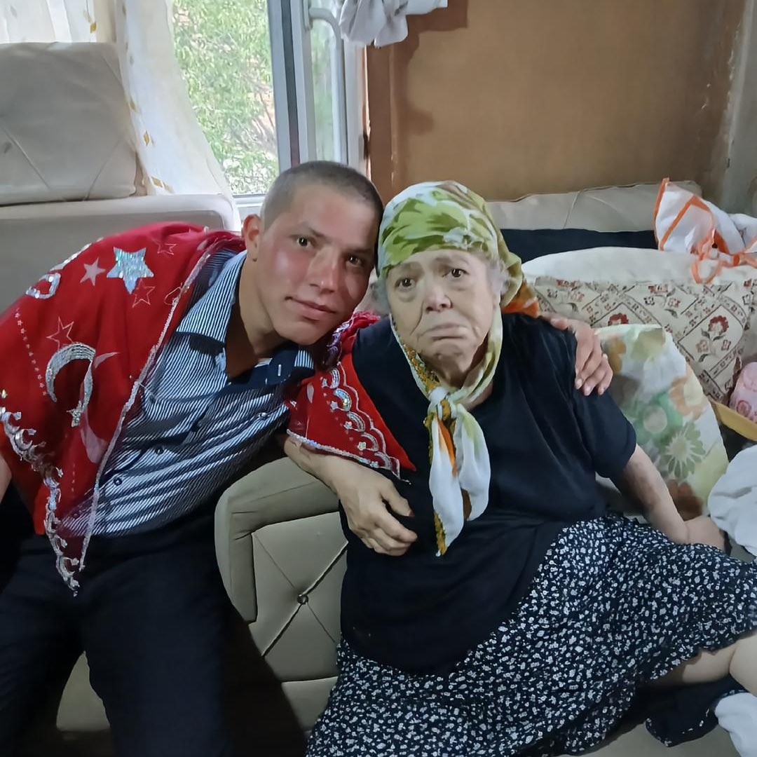 Sosyal medyada yaptığı paylaşımla g&uuml;ndem olan asker İbrahim, yemin t&ouml;reni sırasında ailesi ve yakınlarıyla bir araya geldi 