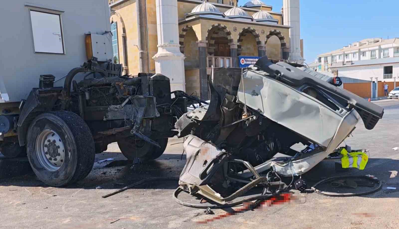 Turistlerin karavanı ile tır &ccedil;arpıştı: 1&rsquo;i ağır 3 yaralı
