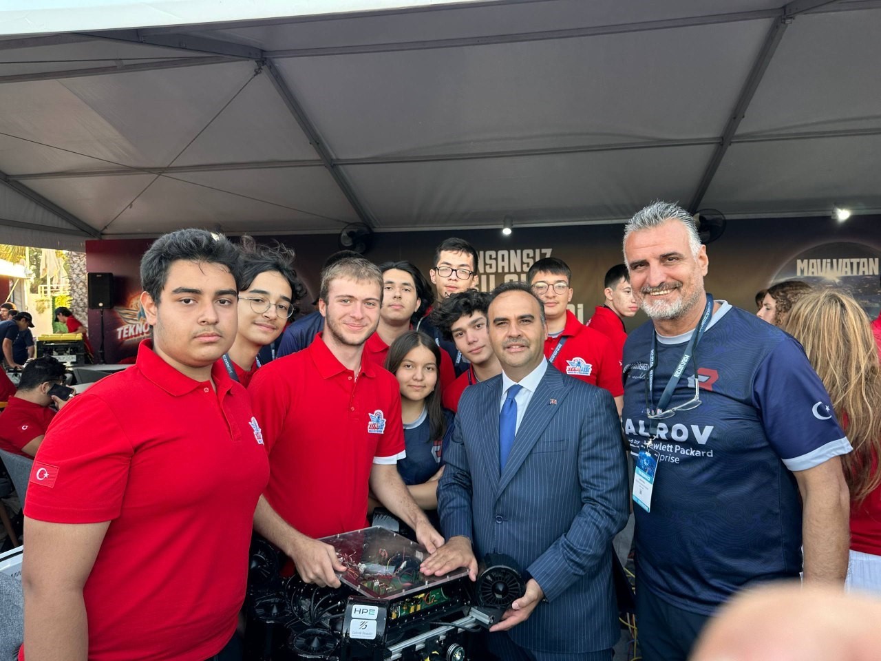 Sanayi ve Teknoloji Bakanı Kacır, TEKNOFEST’te Cağaloğlu Anadolu Lisesi’nin İnsansız Su Altı Takımını  ziyaret etti