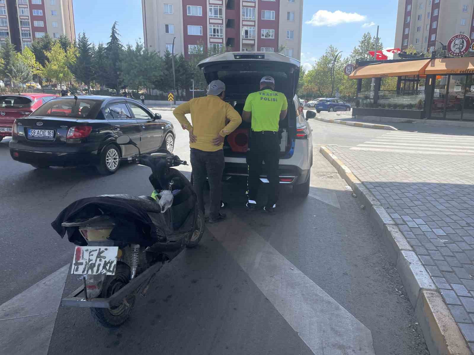 Kask takmayan 4 s&uuml;r&uuml;c&uuml;ye: 3 bin 972 lira ceza
