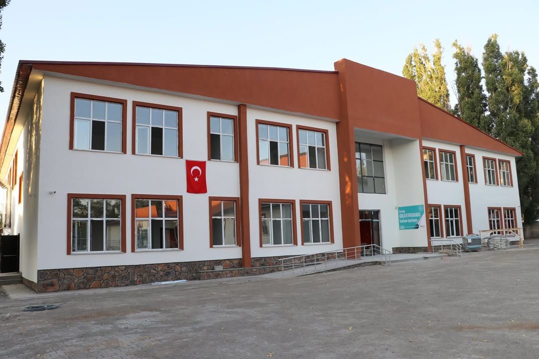 Malazgirt&rsquo;te spor ve gen&ccedil;lik yatırımları s&uuml;r&uuml;yor
