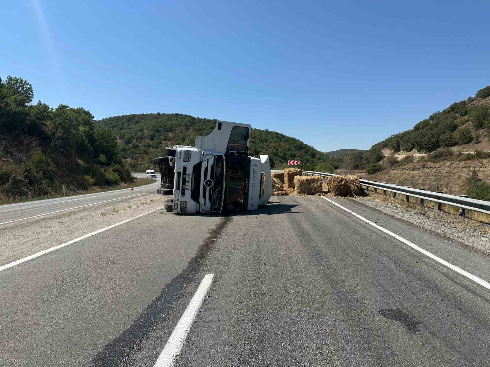 &Ccedil;orum&rsquo;da balya y&uuml;kl&uuml; tır devrildi: 1 yaralı
